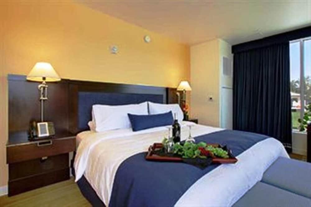 Hotel Plaza Waterfront
